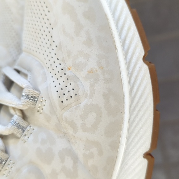 Sketchers woman's 6.5 cream leopard print sneakers - Picture 7 of 8